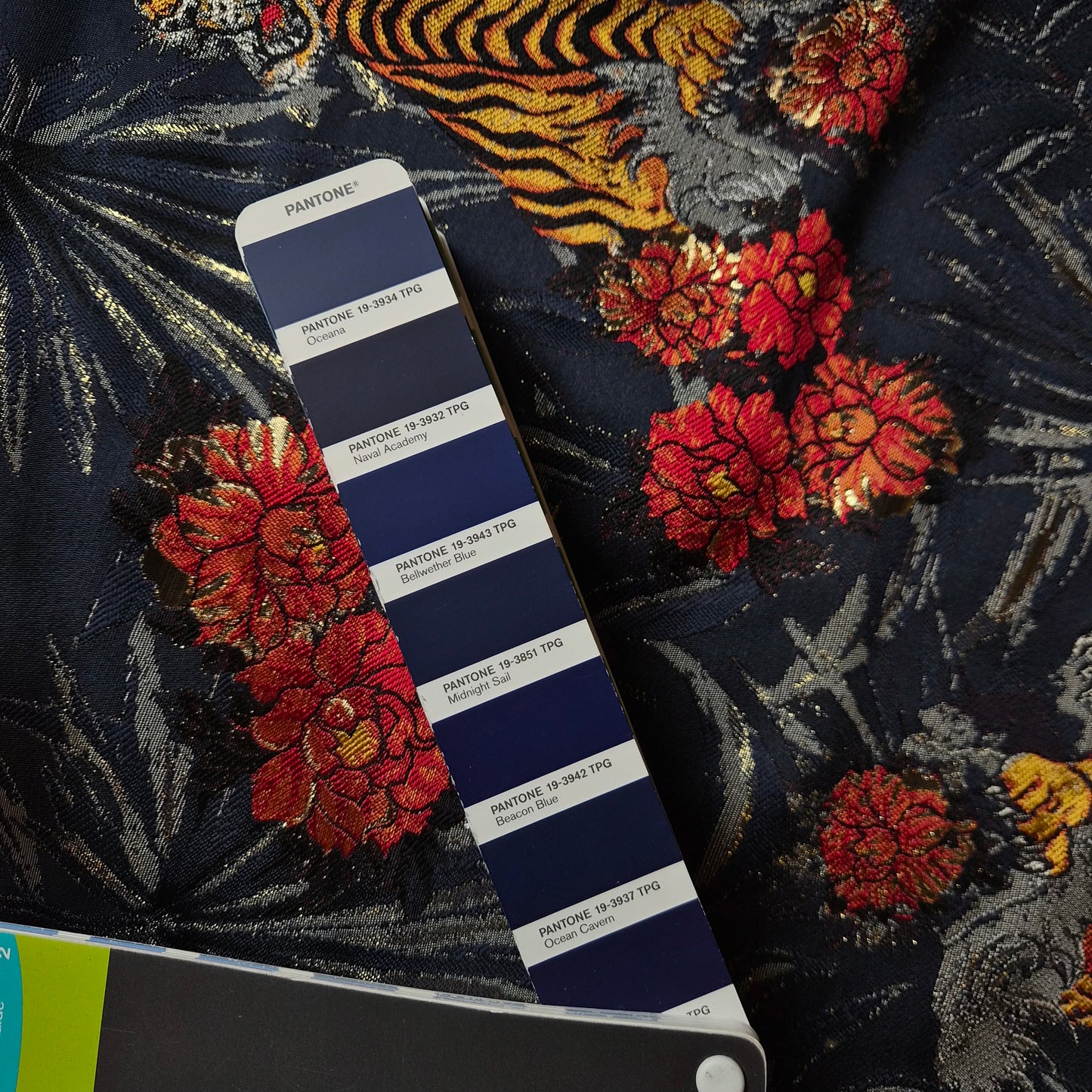 Meterware · Jacquard · Mit Lurex · Baumwolle, Polyester, Lurex · Pantone Naval Academy · 155 cm · 280 g/m²