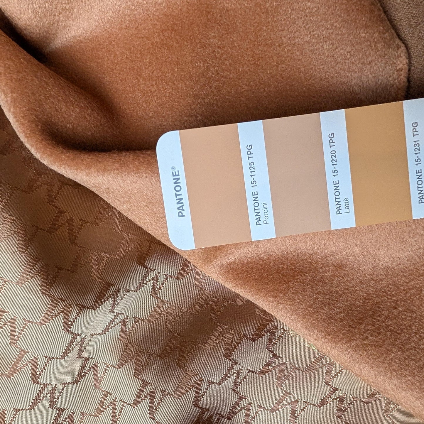 Kombipaket · Mantelstoff · Schurwolle 42%, Kaschmir 23%, Angora 23%, Seide 12% · Stoff 350×150 cm + Viskosefutter 300×150 cm · 390 g/m²