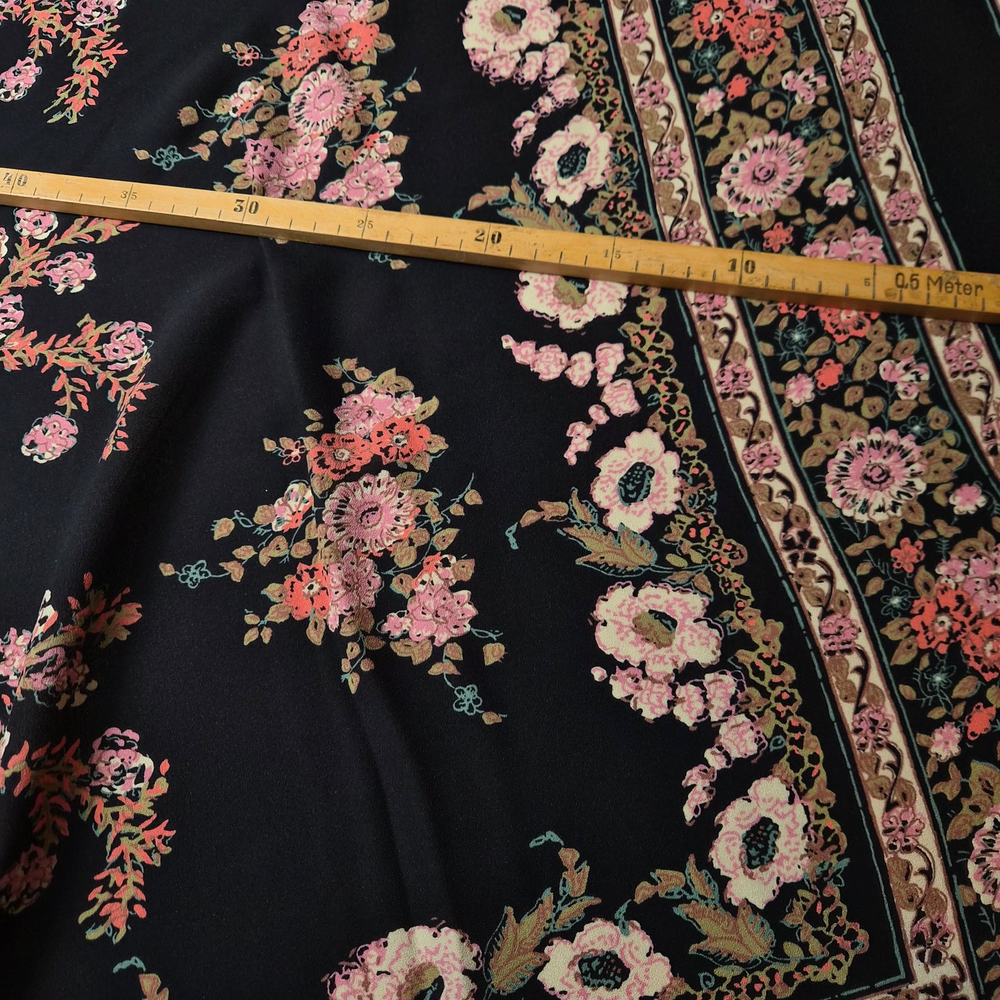 Panel · Crêpe · Viskose · Floral · Pantone Dark Sapphire · 100×130 cm
