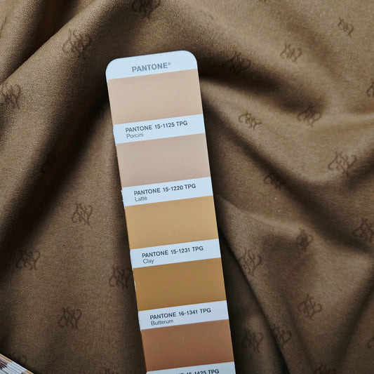 Tuchloden · Wolle 91%, Kaschmir 9% · Logo · Pantone Lattè · 145 cm · 190 g/m² · Meterware