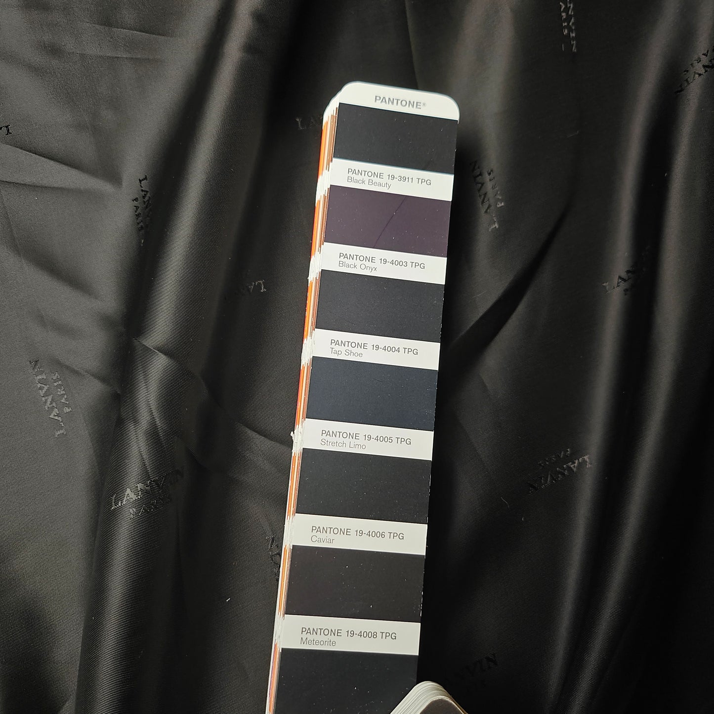 Viskose, Webware, Futterstoff, Pantone Black Beauty · 145 cm