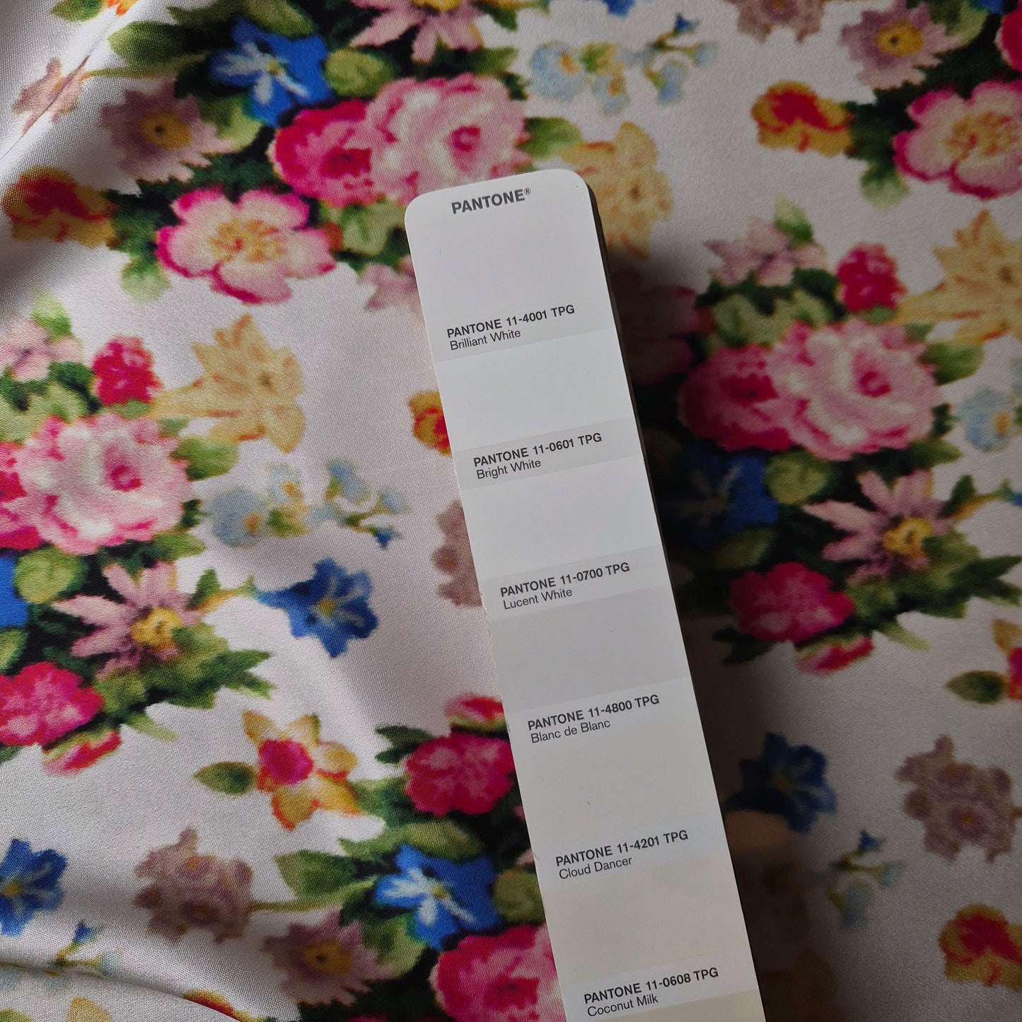 Meterware · Seide · Blumen · Pantone Cloud Dancer · 140 cm · 120 g/m²