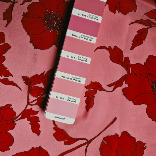 Meterware · Seide · Blumen · Pantone Sachet Pink · 140 cm · 70 g/m²