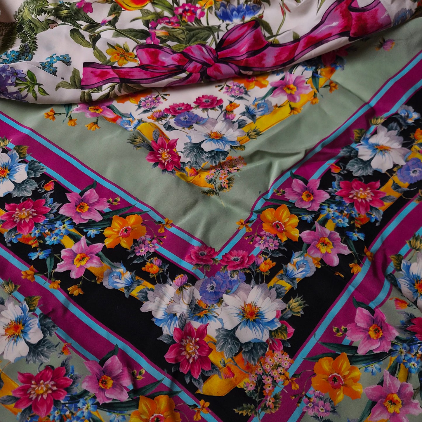 Schalpanel · Seide · Floral · 135×135 cm