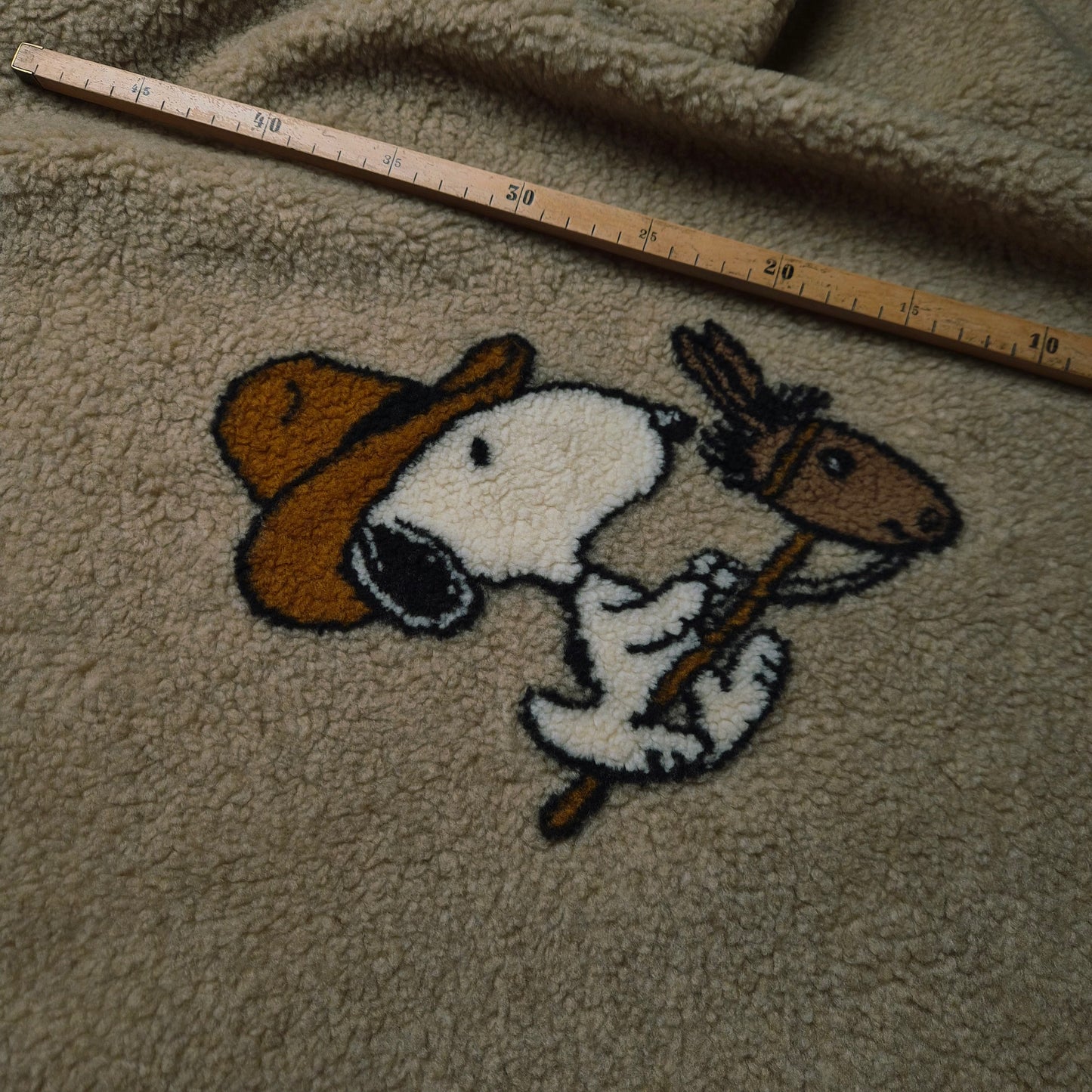 Panel · Sherpa · Comicaufdruck · Polyester · Bildmotiv · Pantone Semolina · 50×145 cm