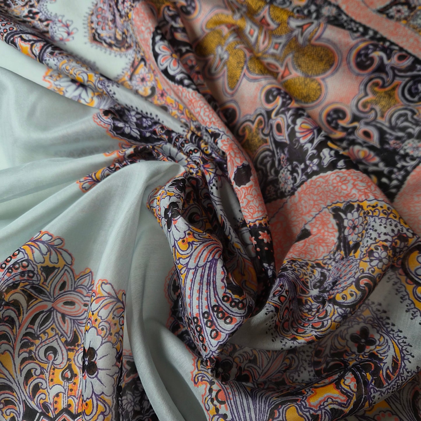 Chiffon · Seide, Viskose · Paisley · Grau und Neontöne · 145 cm × 95 cm · Panel