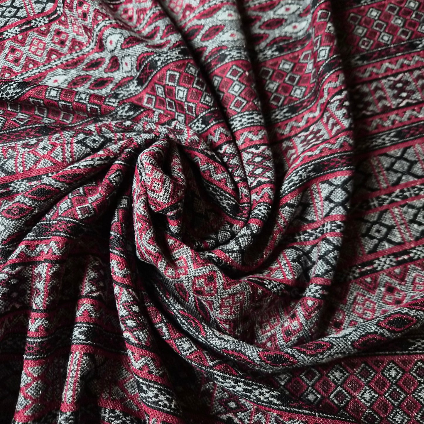 Feinstrick · Stretch · Baumwolle · Geometrisch · Pantone Cordovan, Rot- und Grautöne · 140 cm · 230 g/m² · Meterware
