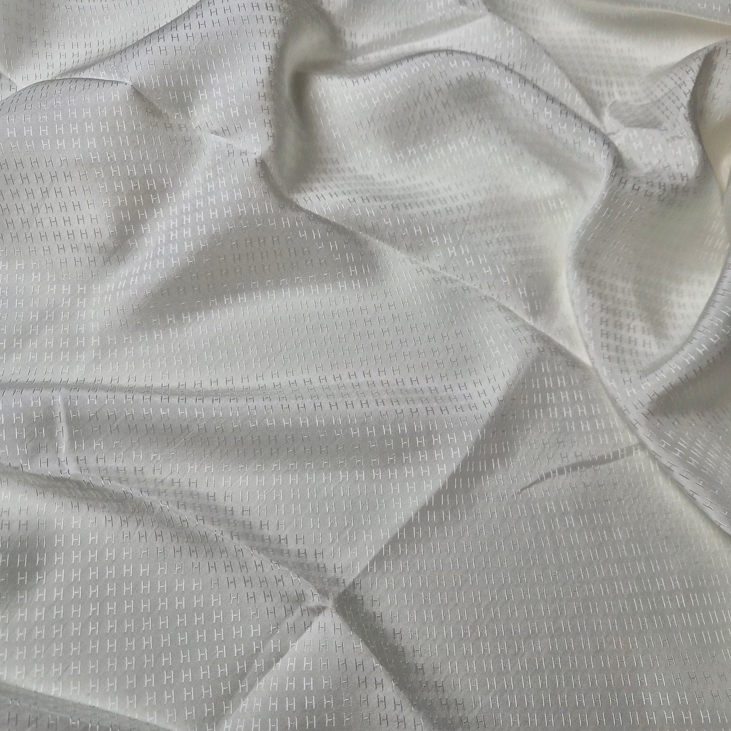 Einzelstück · Jacquard · Seide · Logo · elfenbein · 150×145 cm