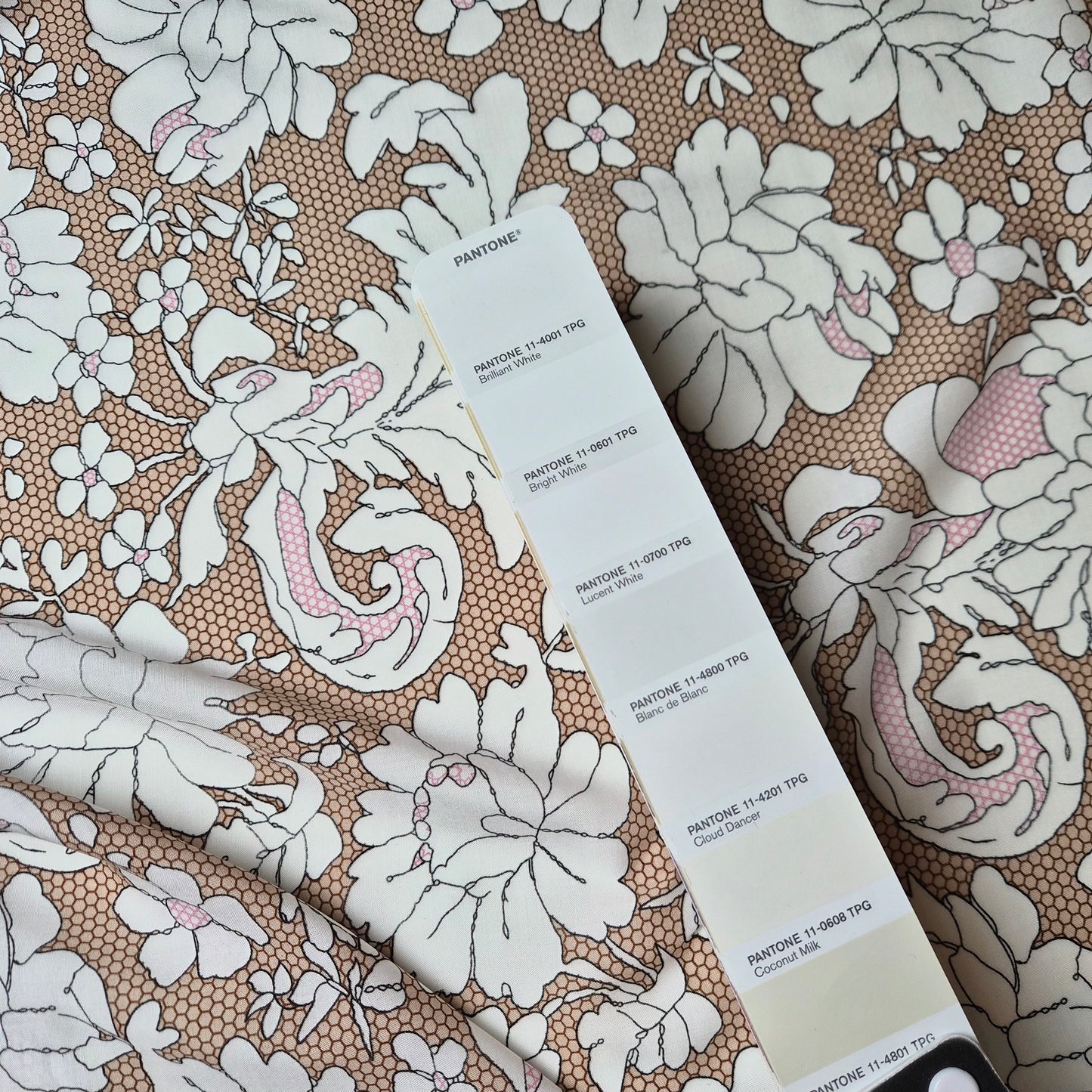 Meterware · Poplin, Viskose, Pantone Lucent White, XXL-Ornamente · 150 cm 100 g/m2