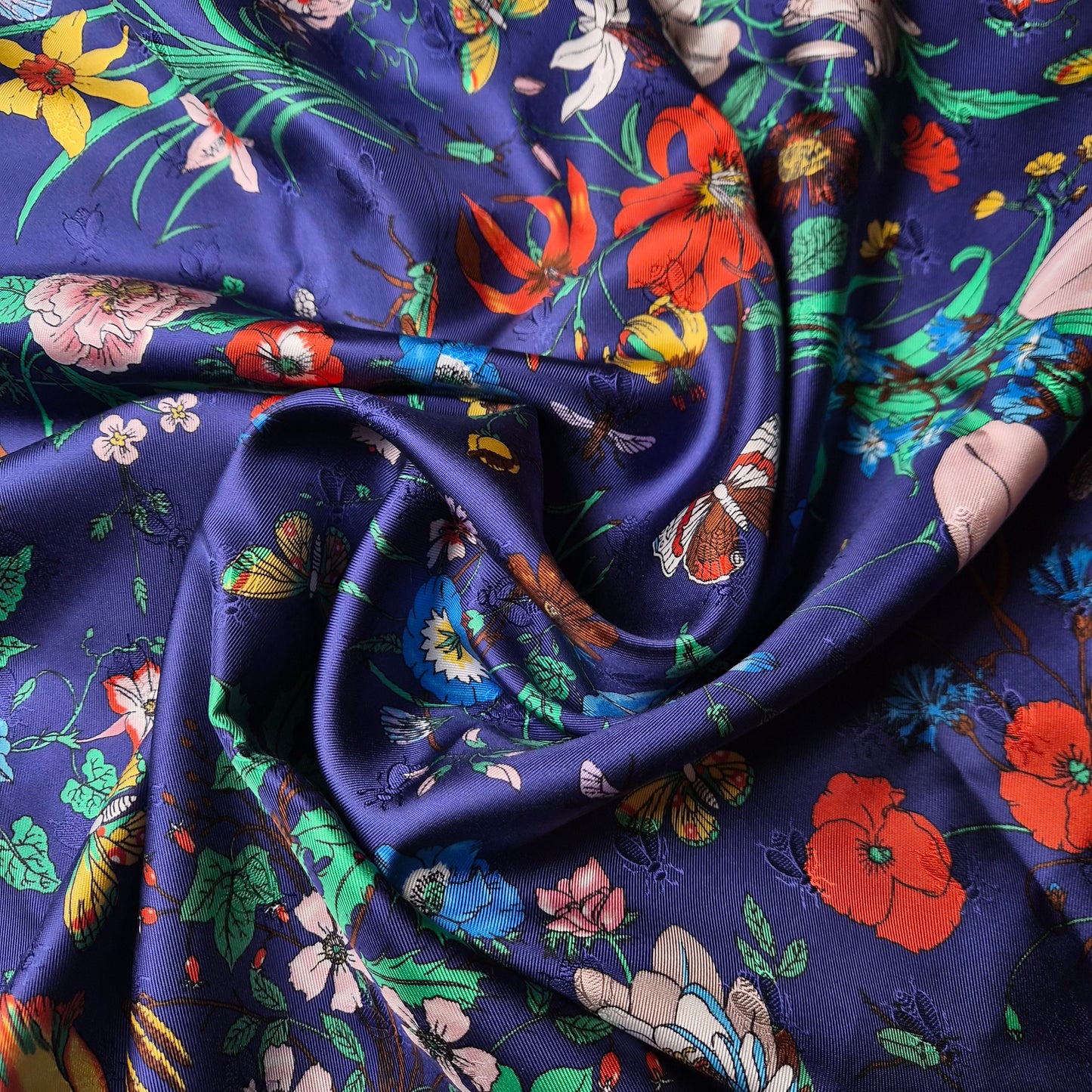 Schalpanel · Twill · mit eingewebten Bienen · Seide · Gardenprint · Mazarine Blue · 90 cm × 90 cm