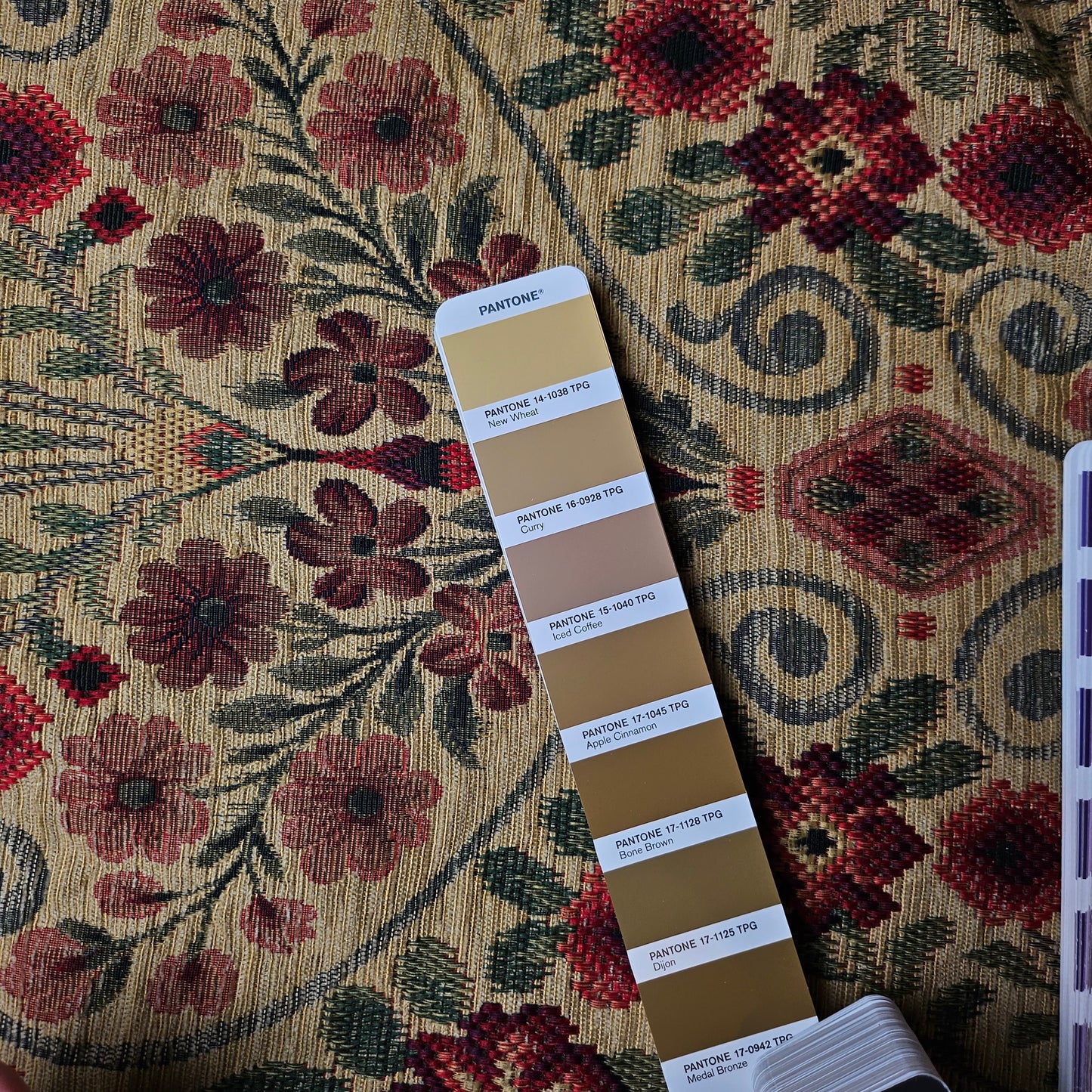 Meterware · Jacquard · Polyester · Ornament · Pantone New Wheat · 145 cm · 320 g/m²
