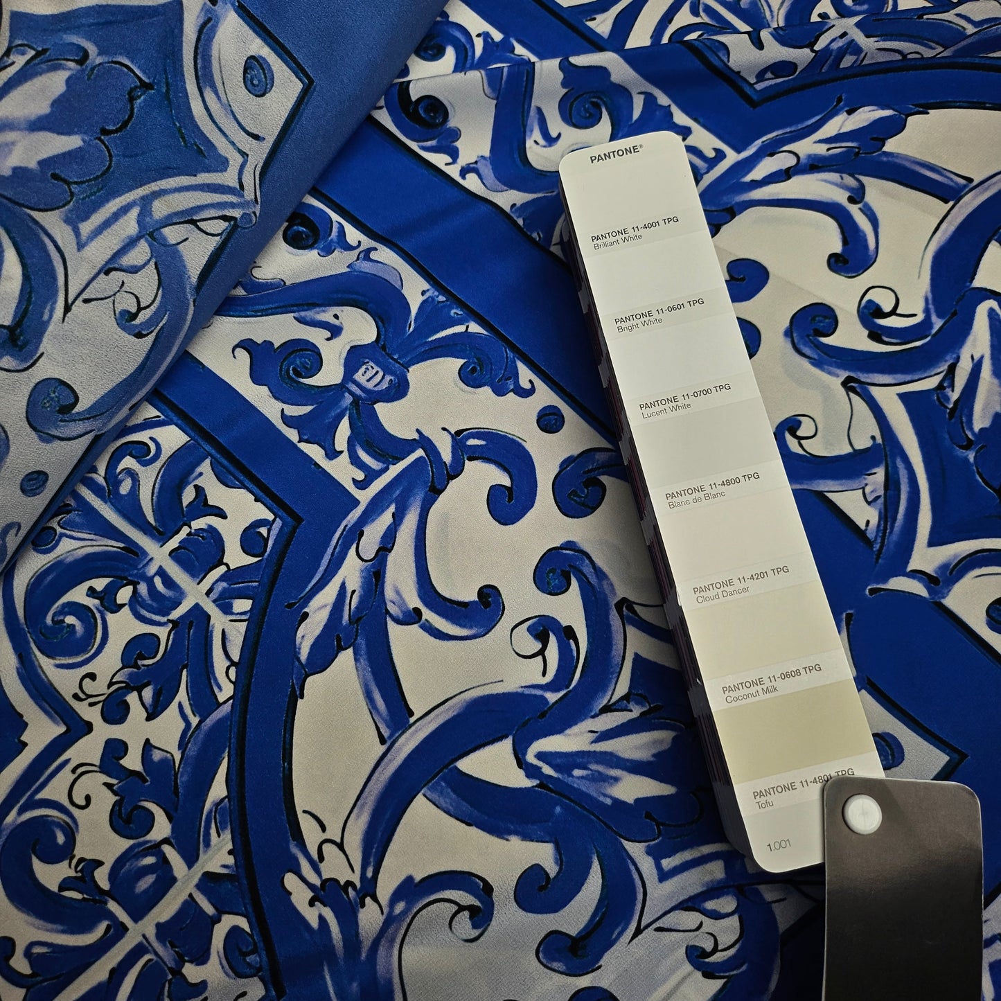 Crêpe · Seide · Majolika · Blau und Weißtöne · 65 cm × 130 cm · Panel achtung nur trockereinigen
