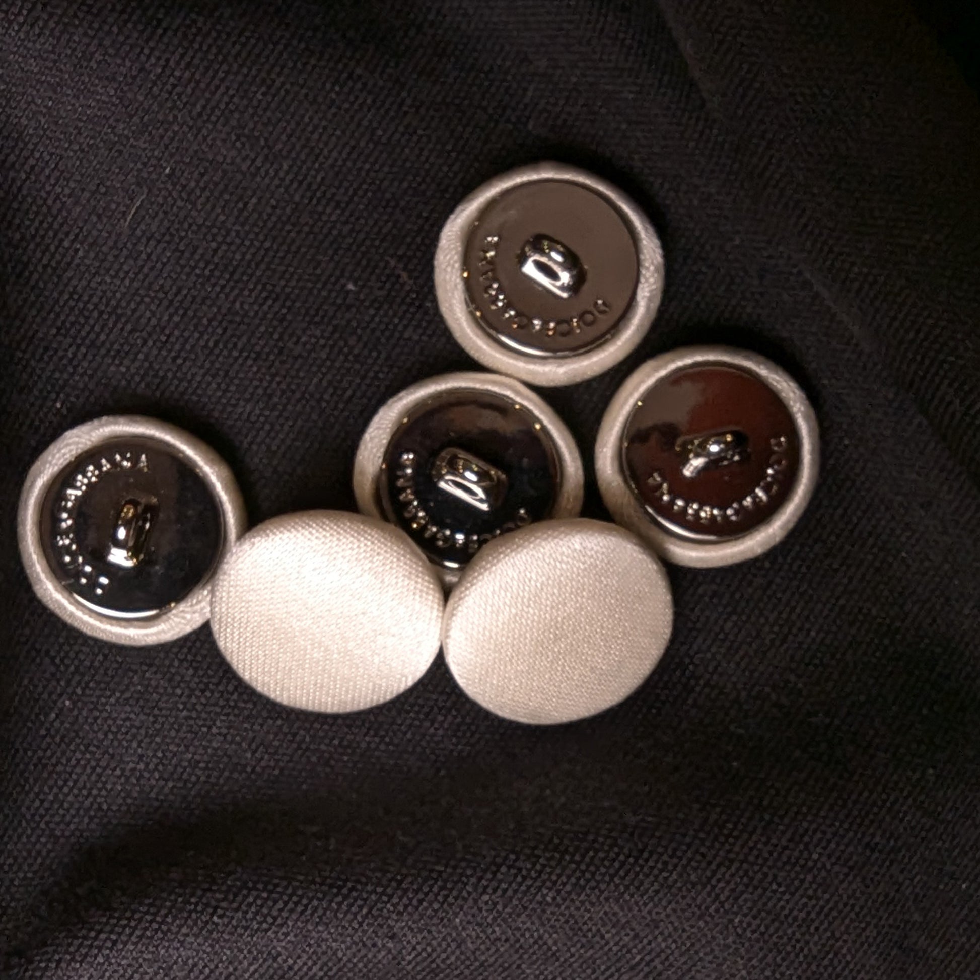 Set of six 1.5cm ivory silk-covered D&G buttons with shiny silver metal backs.