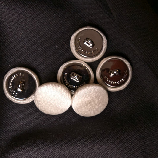 Set of six 1.5cm ivory silk-covered D&G buttons with shiny silver metal backs.