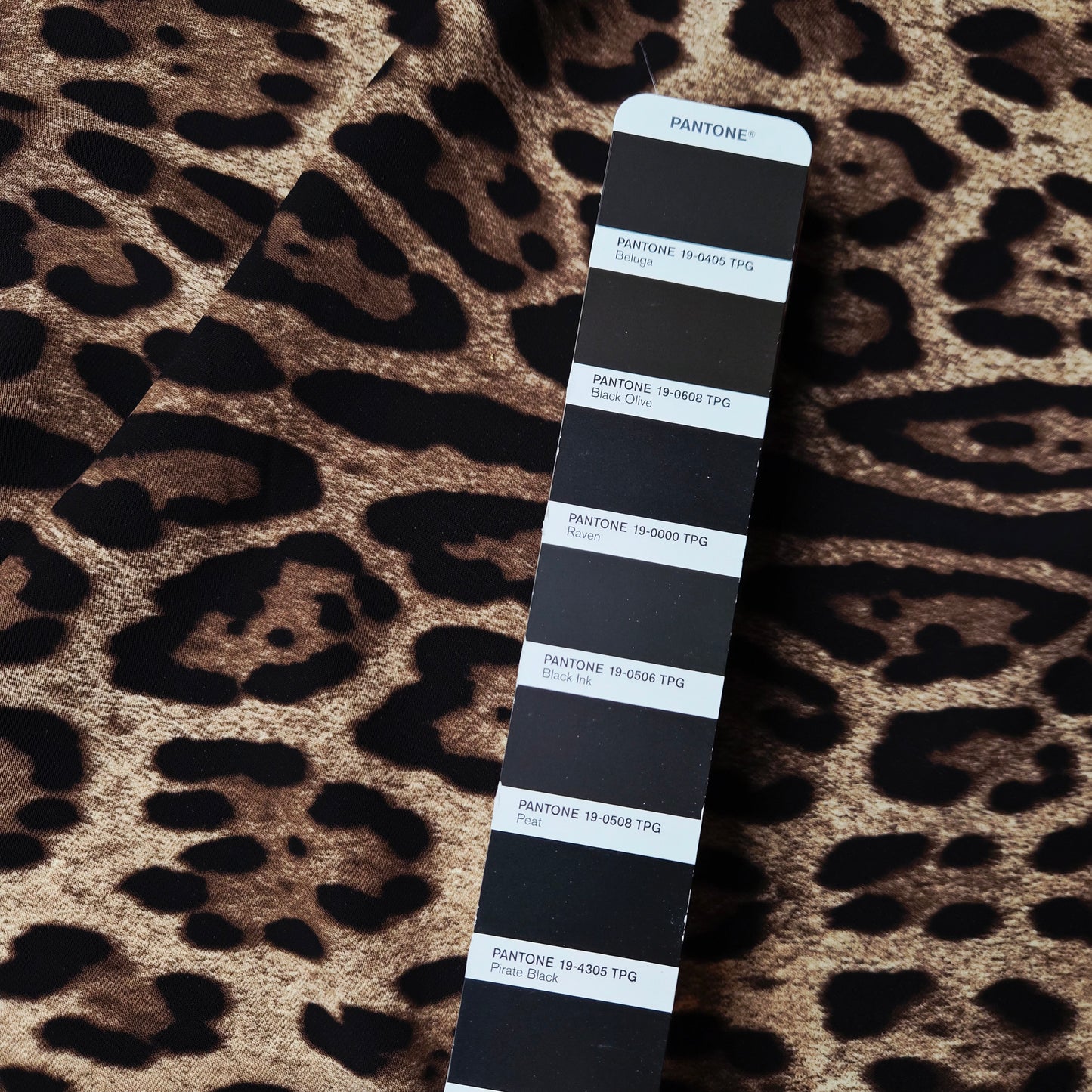 Crepe Cady · Viskose, Elasthan · Leo · Braun und Beigtöne · 140 cm · 220 g/m² · Meterware