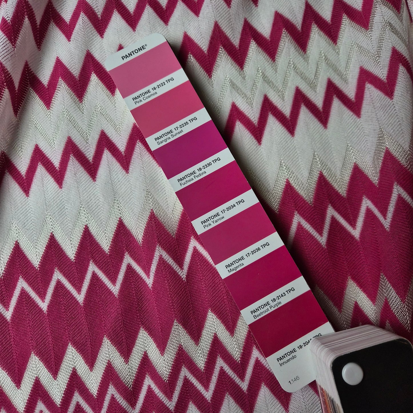 Meterware · Strickstoff, Wolle, Baumwolle, Viskose, Pantone Beetroot Purple – Brilliant White · 150 cm 160g/m2