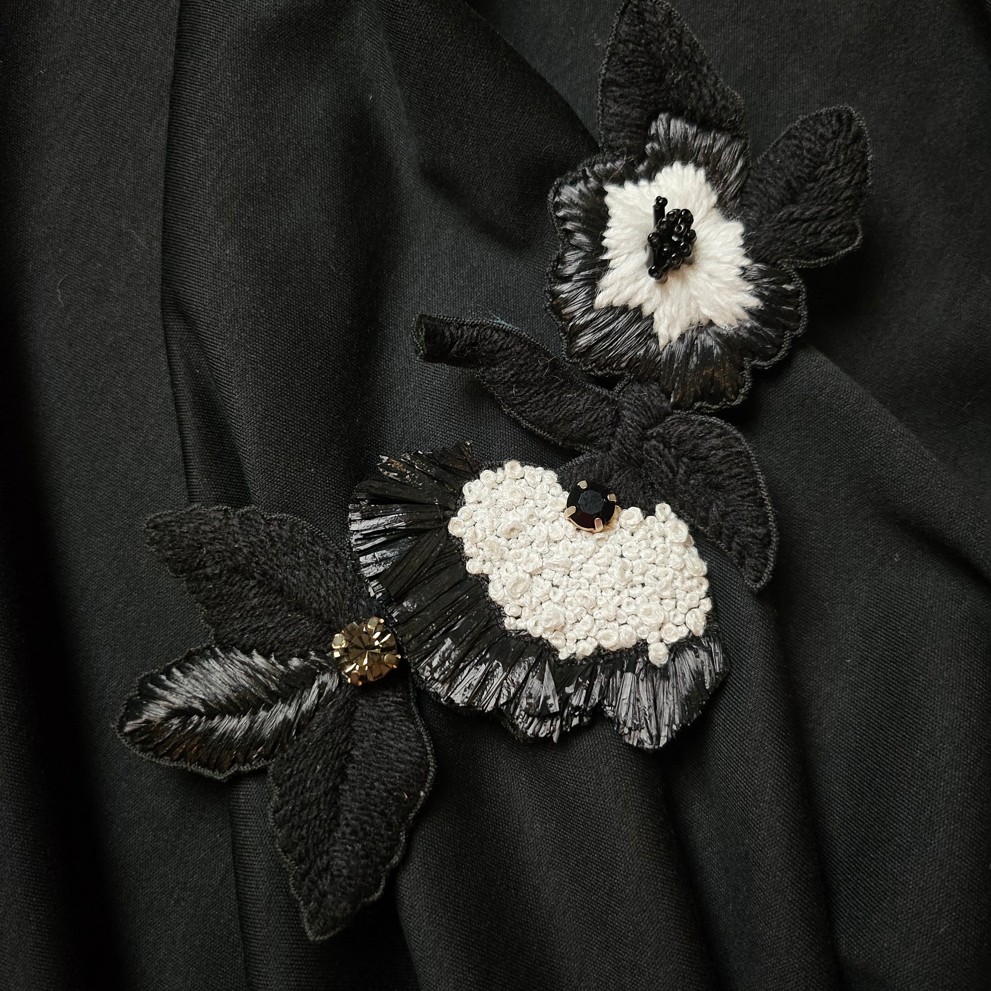 L5X3X012 Patch 3D Stickerei Wolle, Raffia, Kristalle schwarz Weiß Blume 3d D&amp;G 15cm X 8,5cm