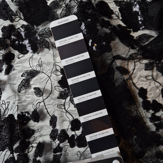 Spitze, Pantone Black Beauty, Pailetten, Spitze · 220×160 cm