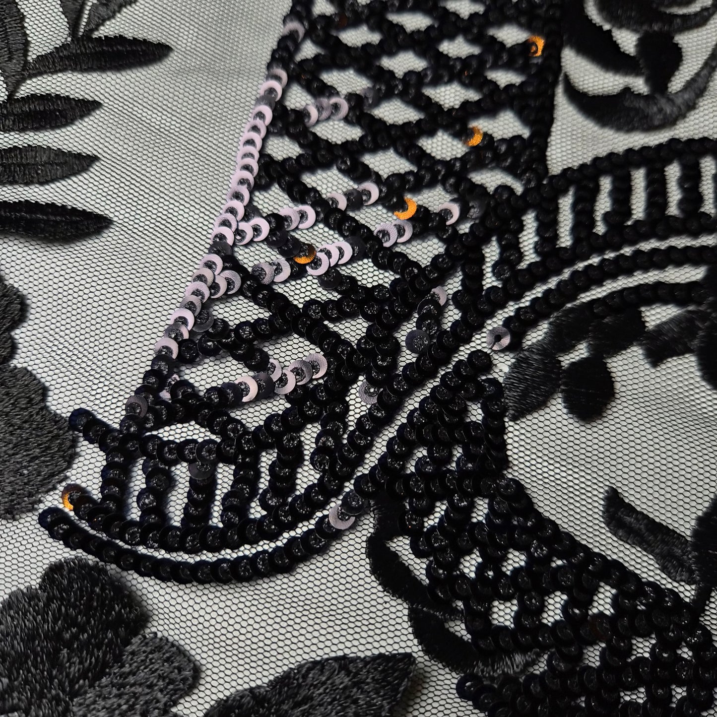 Feintüll BESTICKT MIT pAILETTEN · Bestickt · polyester, Pailetten · ornament · Pantone Moonless Night XXL-Oranment · Meterware 220g/m2