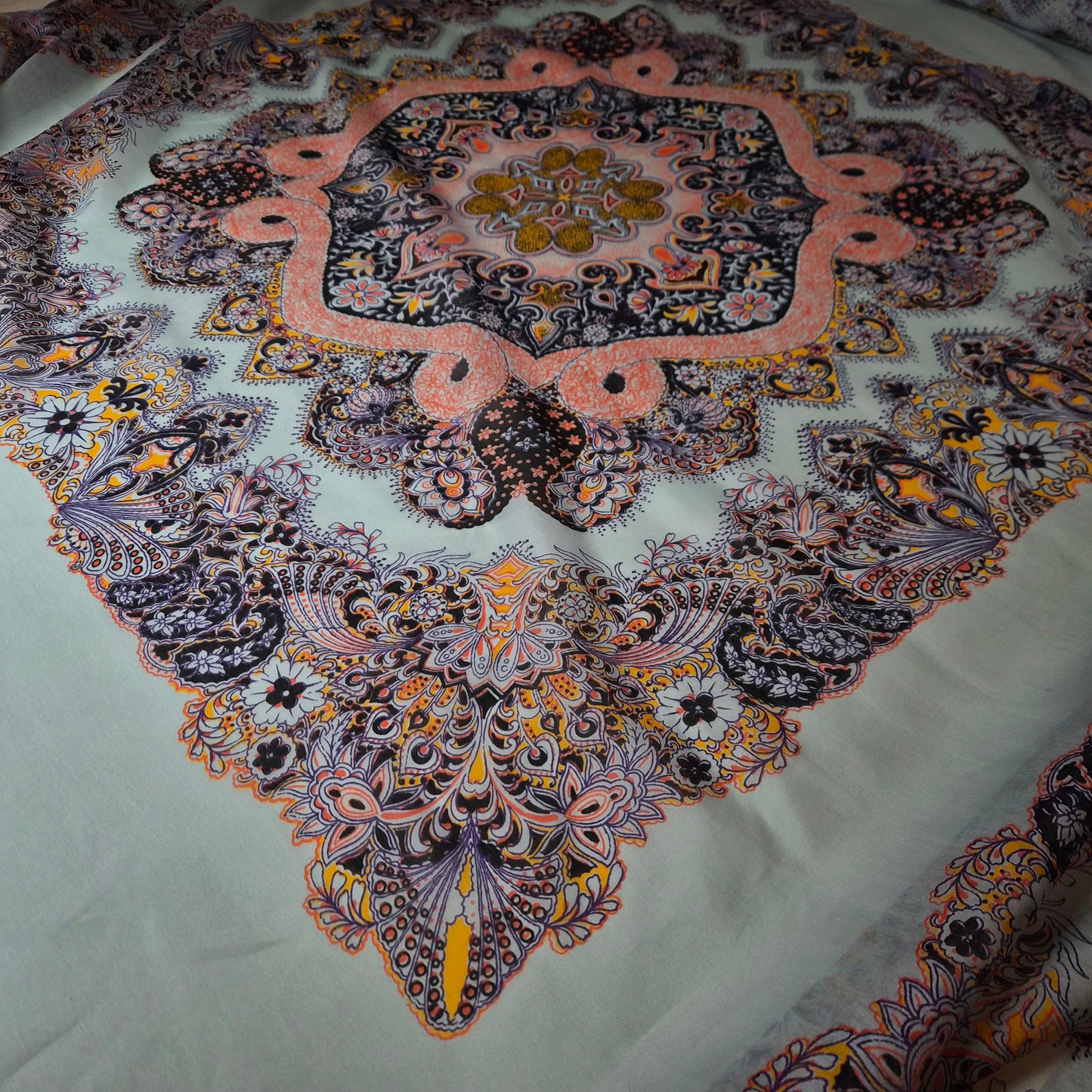 Chiffon · Seide, Viskose · Paisley · Grau und Neontöne · 145 cm × 95 cm · Panel