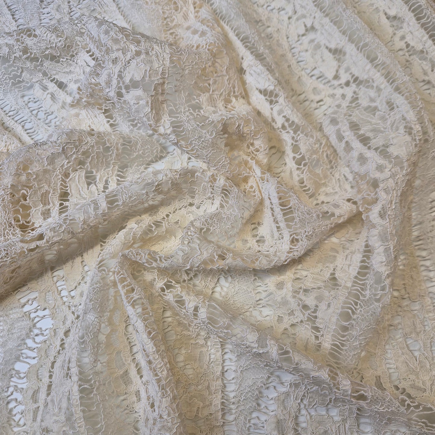 Einzelstück · Spitze · Polyester · Pantone Cannoli Cream · 230×150 cm · 170 g/m²