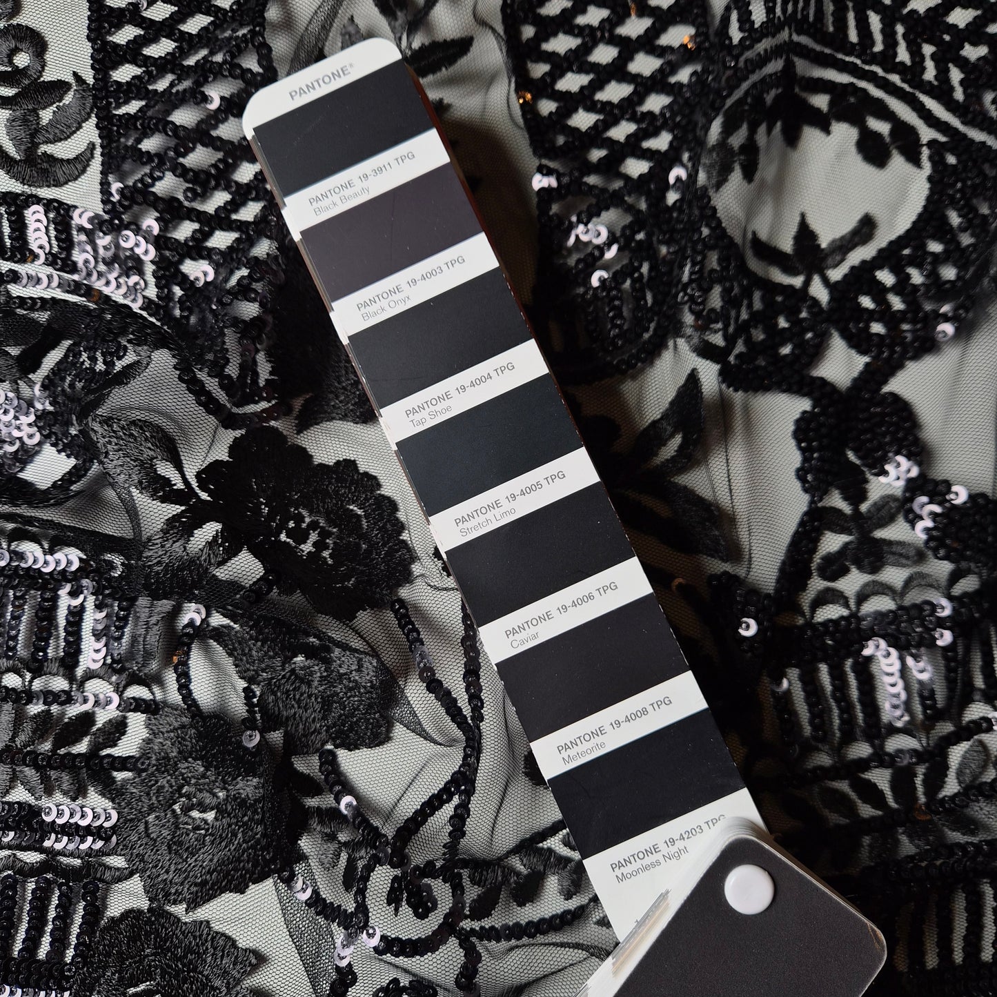 Feintüll BESTICKT MIT pAILETTEN · Bestickt · polyester, Pailetten · ornament · Pantone Moonless Night XXL-Oranment · Meterware 220g/m2