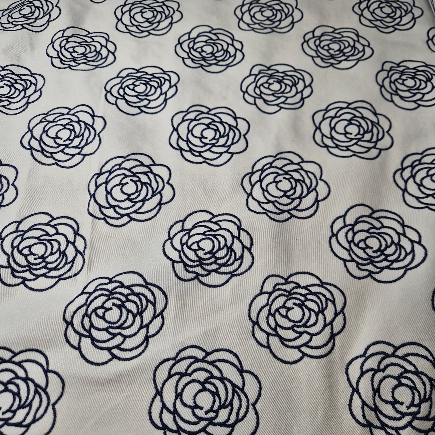 Denim · bestickt · Baumwolle · Floral · Farbe: weiß blautöne · 150 cm · 300 g/m² · Meterware