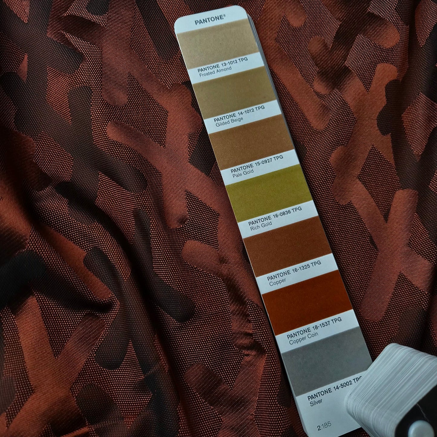 Jacquard · Polyester · Abstrakt · Pantone Copper Coin · 145 cm · 160 g/m² · Meterware