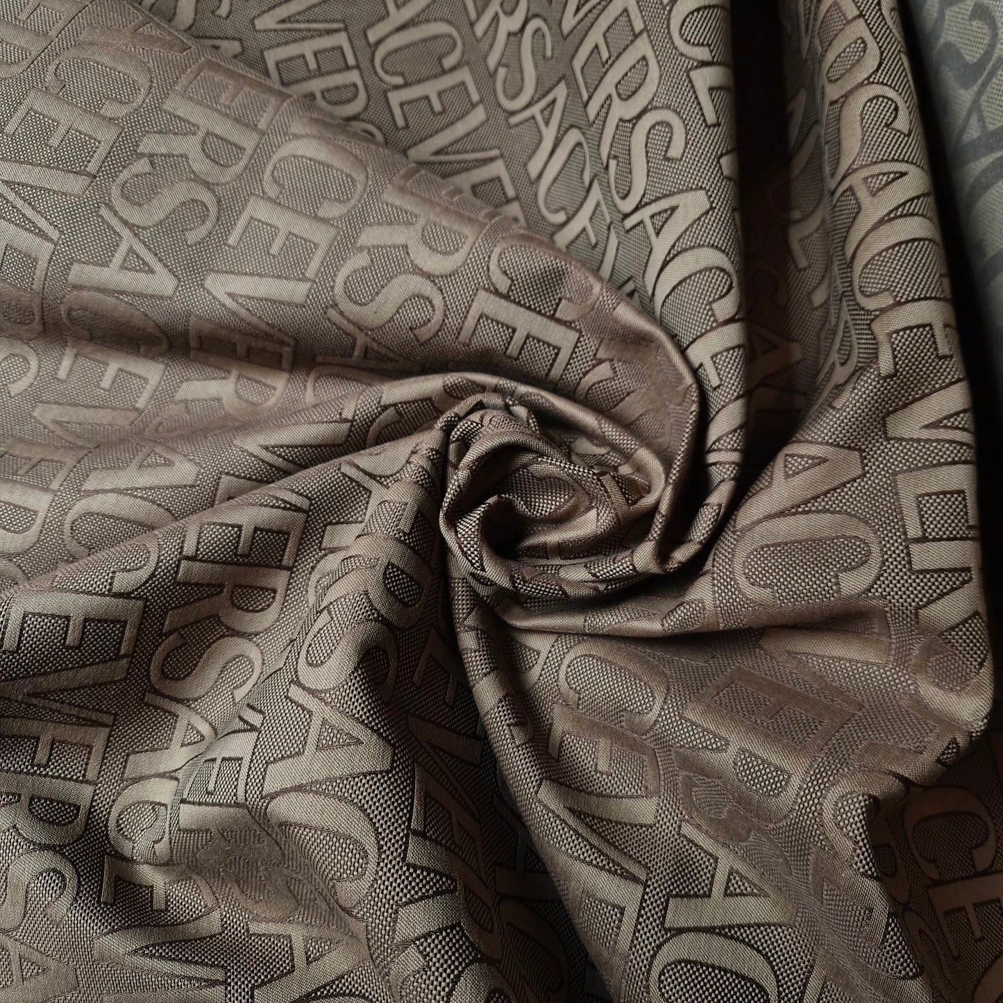 Jacquard · Polyester · Logo · Braun- und Beigetöne · 155 cm · 300 g/m² · Meterware