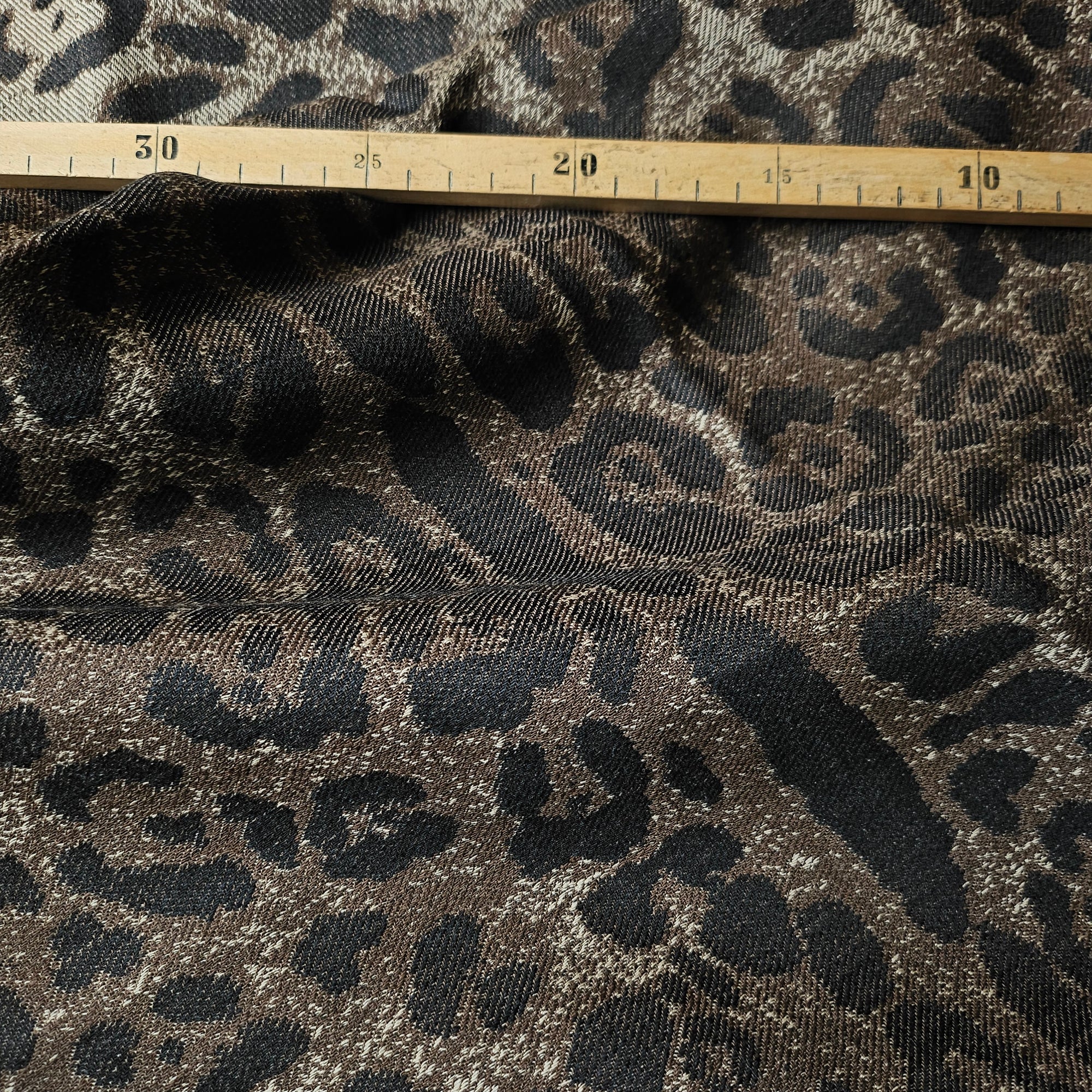 Deadstock Wollwebware – Basisfarbe Schwarzbraun mit Leo Print, D*G (Einzelstück, 50 × 65 cm) (S11X1X14)