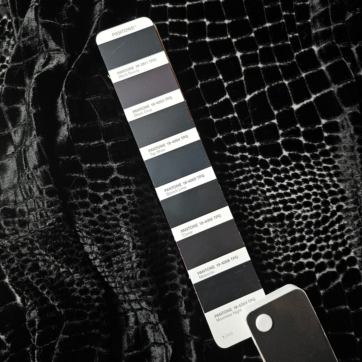 Feintüll mit Baumwollesamt Fil Coupe Stretch Pantone Moonless Night Muster: Krokodil / 150cm breit M6X6X16 210 g/m²