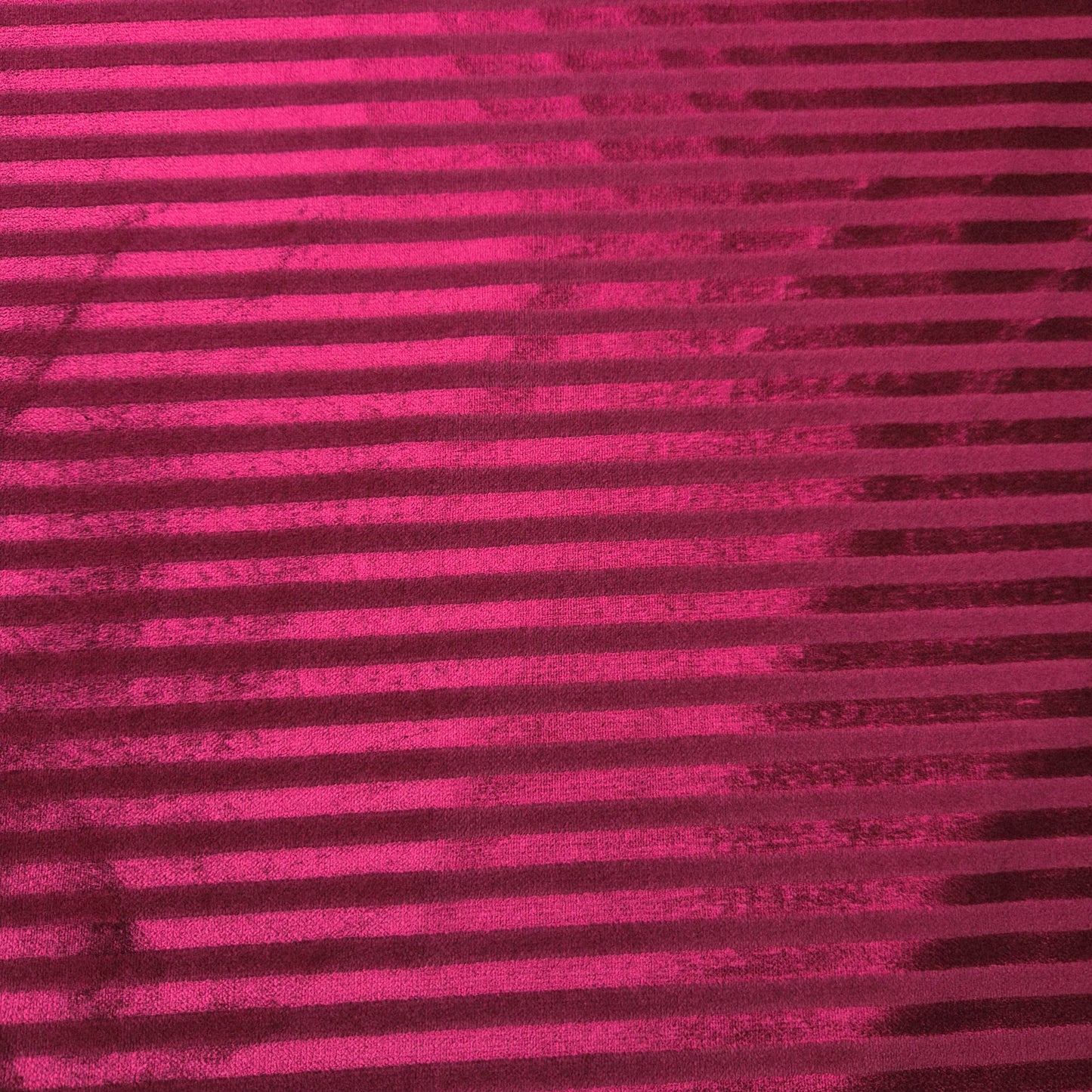 Samt · Baumwolle 64%, Viskose 36% · Gestreift · Pantone Beetroot Purple · 145 cm · 450 g/m² · Meterware