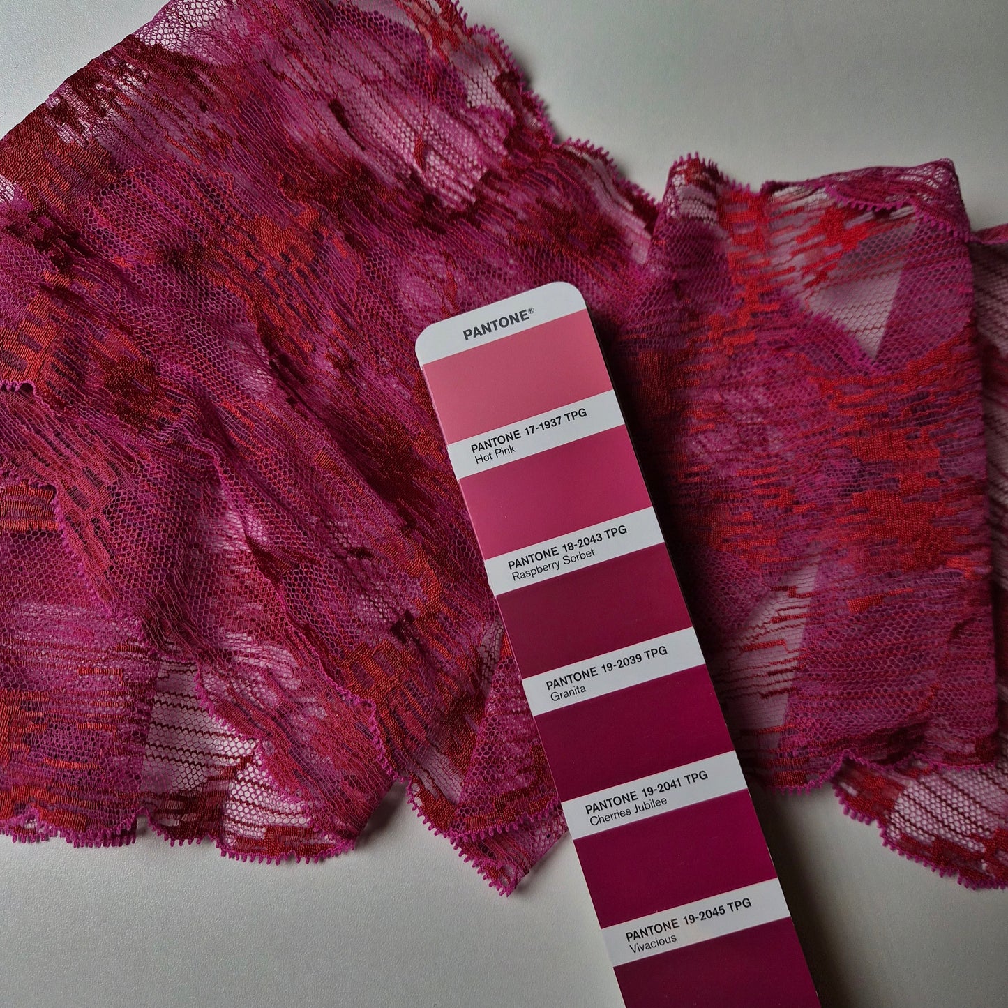 Kunstfaser, Spitze,  Pantone Granita, Spitze · 17 cm