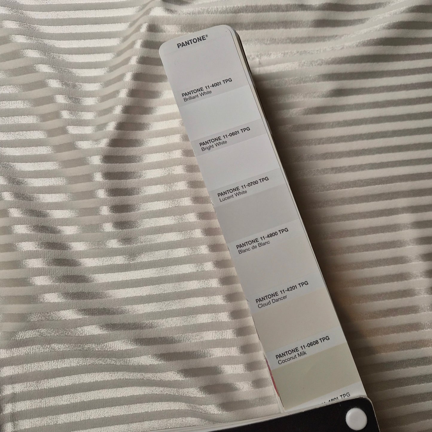 Samt · Baumwolle 64%, Viskose 36% · Gestreift · Pantone Cloud Dancer · 145 cm · 450 g/m² · Meterware