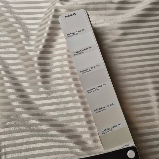 Samt · Baumwolle 64%, Viskose 36% · Gestreift · Pantone Cloud Dancer · 145 cm · 450 g/m² · Meterware