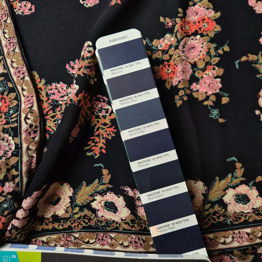 Panel · Crêpe · Viskose · Floral · Pantone Dark Sapphire · 100×130 cm