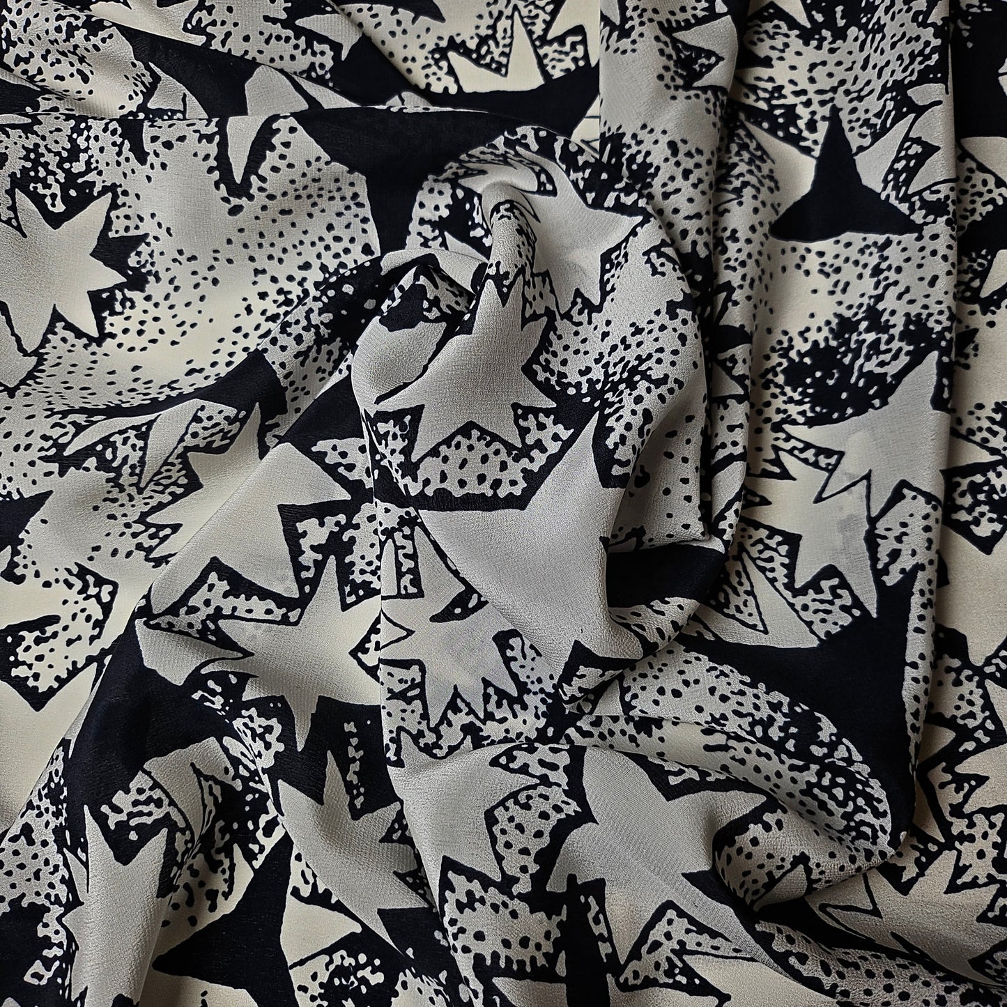 Crêpe · Seide · Sterne · Farbe: Schwarz- und Weißtöne · 140 cm · 60 g/m² · Meterware