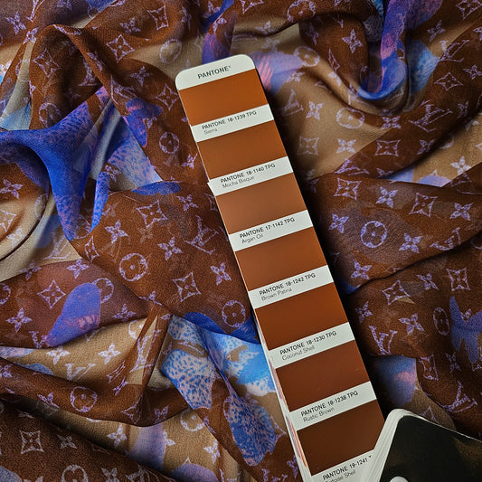 Einzelstück · Chiffon · Seide · Monogramm · Brauntäne · 165×140 cm · 50 g/m²