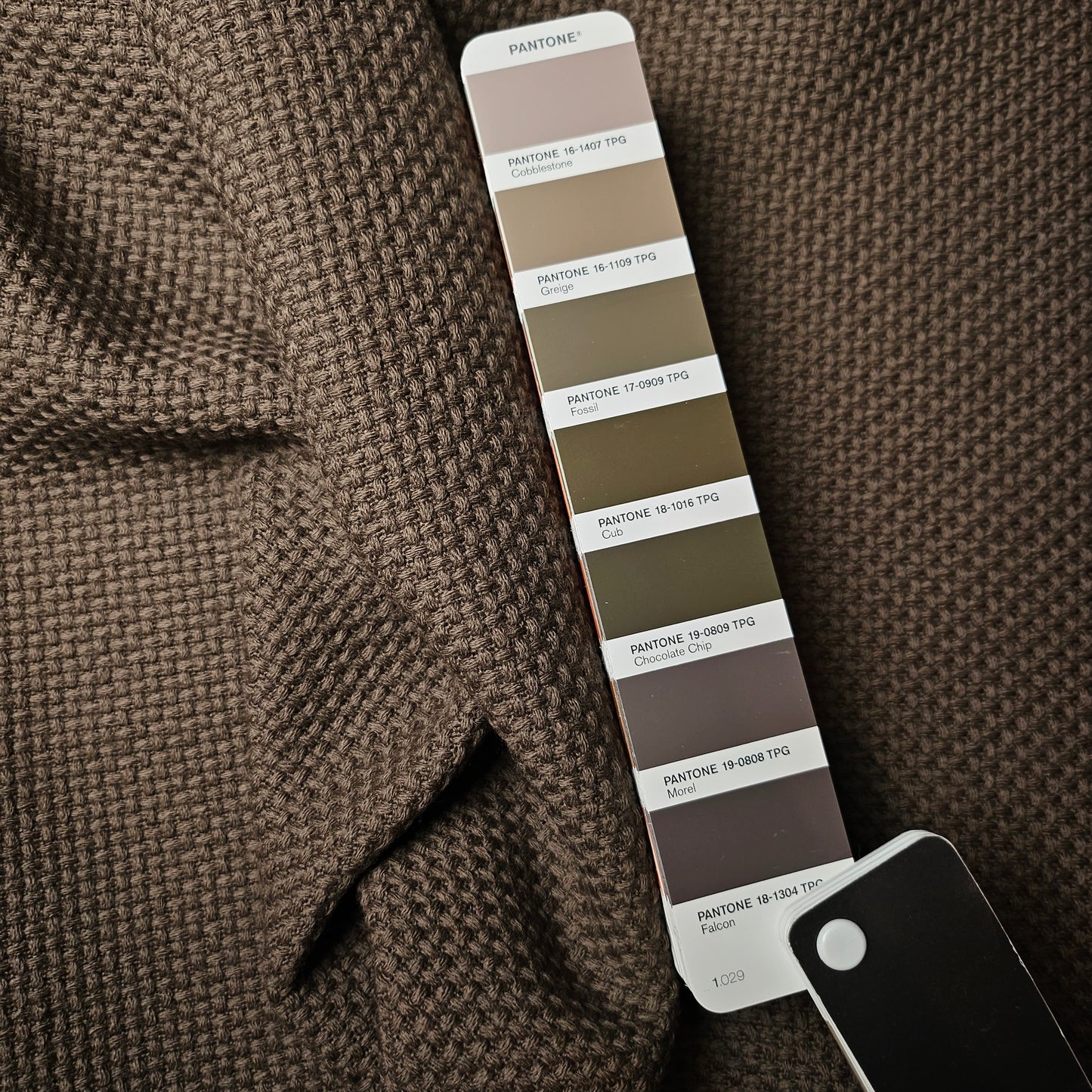 Mantelstoff · Grobe Webung · Wolle · Uni · Pantone Morel · 160 cm · 340 g/m² · Meterware
