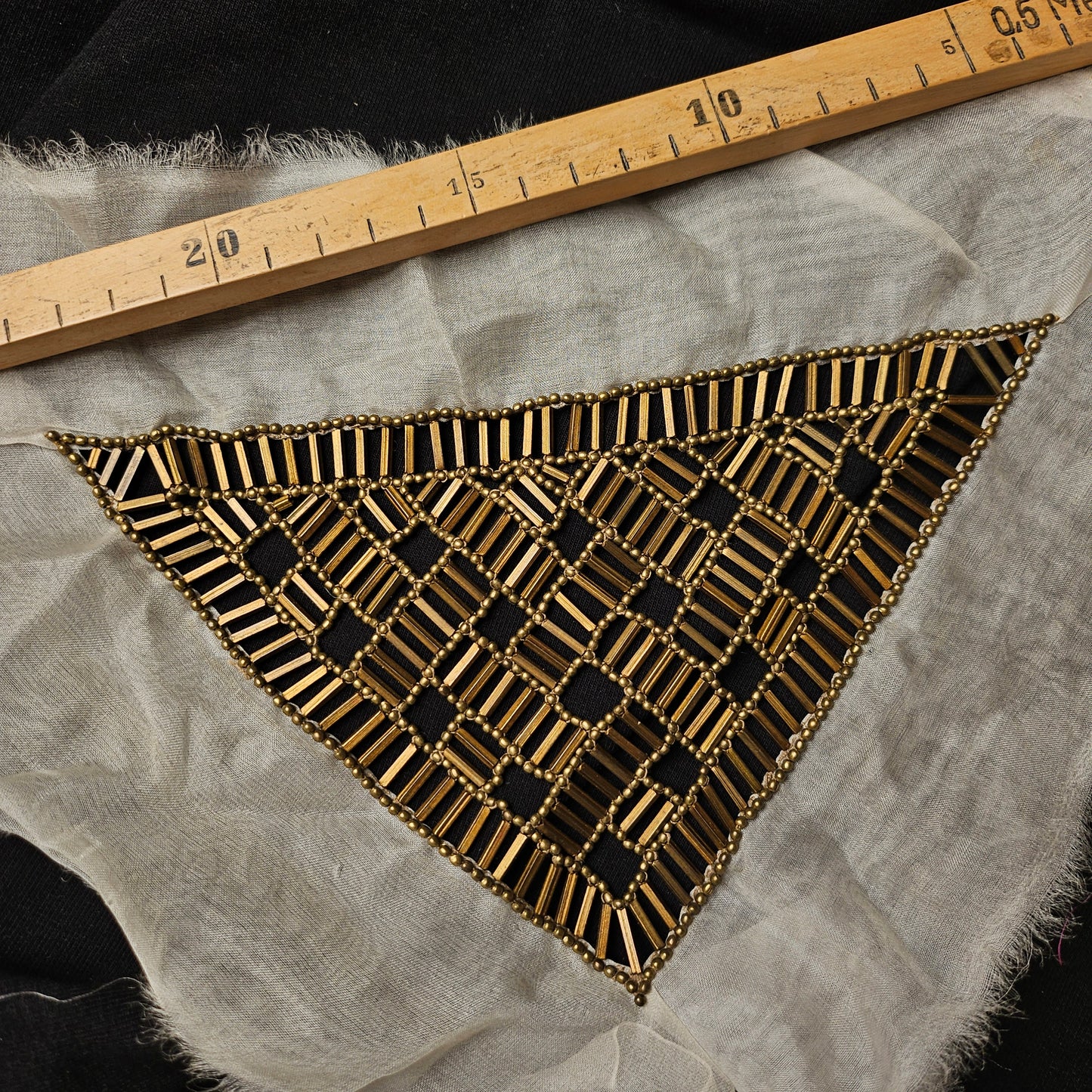 D&G Perlen patch, 12x20 cm, featuring gold beaded triangle design on black fabric.