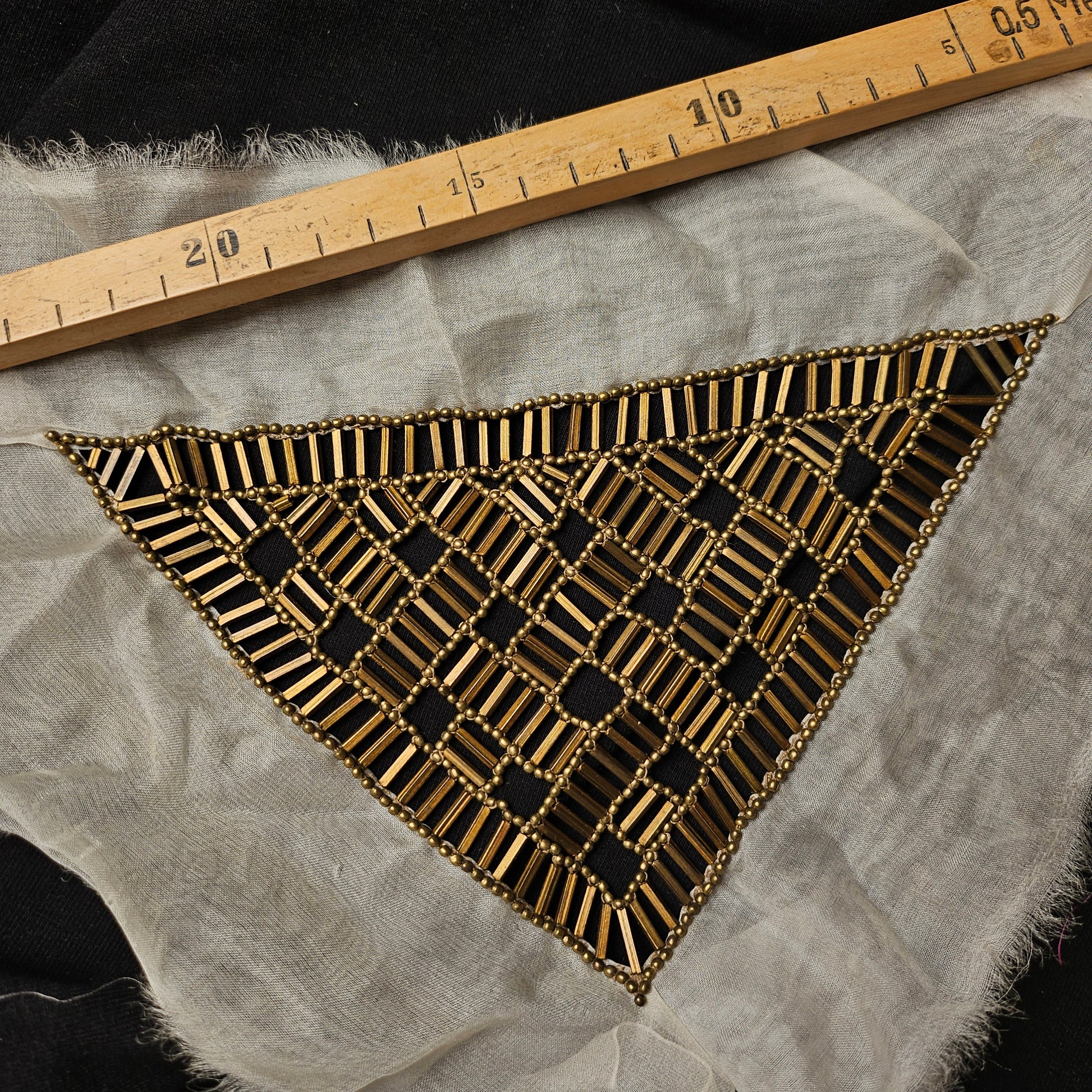 D&G Perlen patch, 12x20 cm, featuring gold beaded triangle design on black fabric.