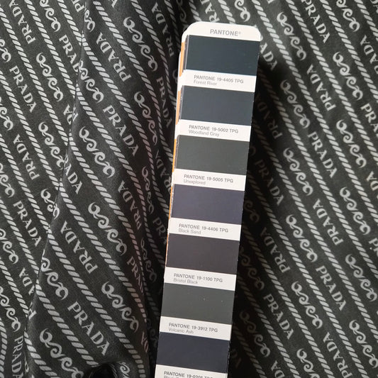 Meterware · Seide · Logo · Pantone Volcanic Ash · 140 cm · 60 g/m²