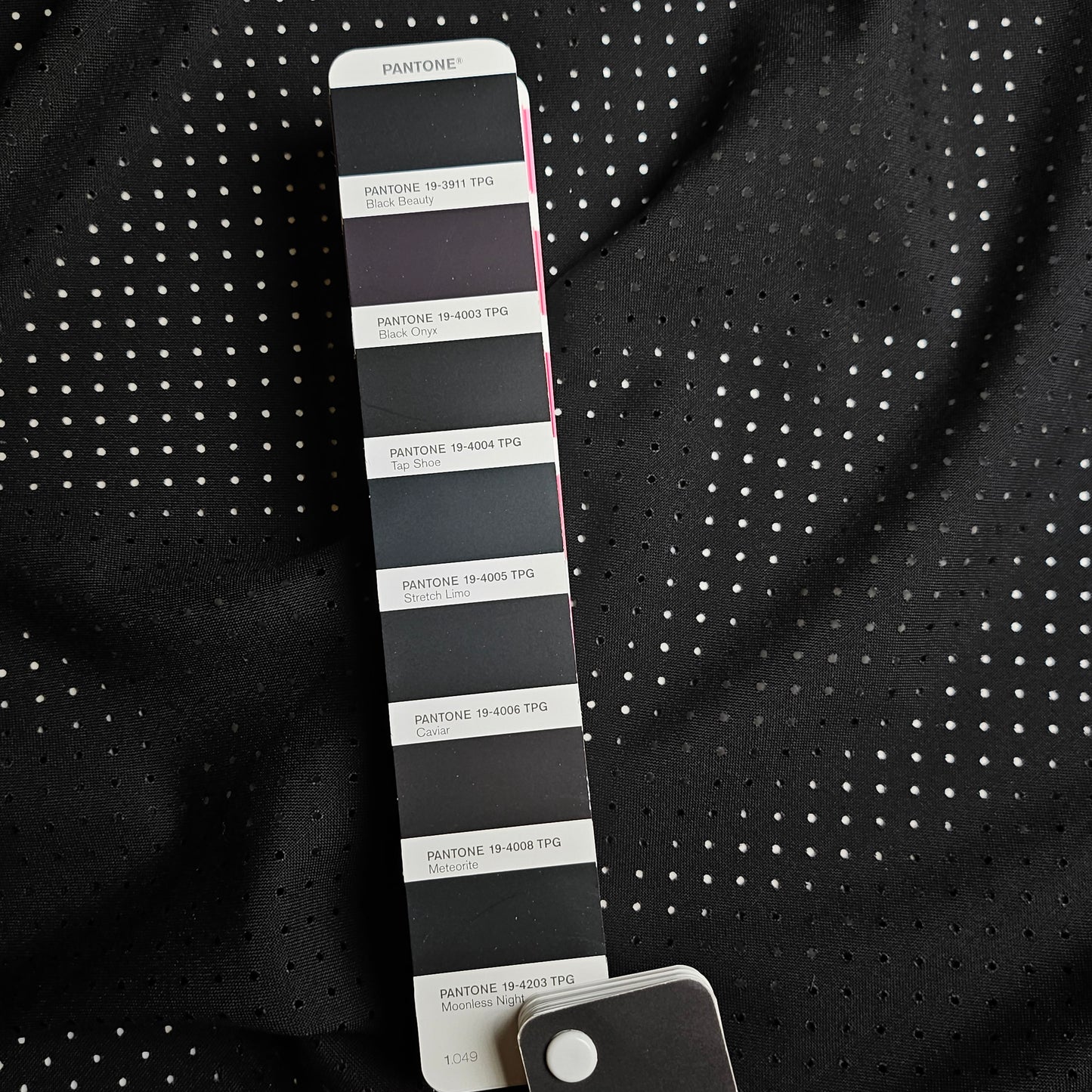 Lasercut · Viskose, Wolle · Punkte · Pantone Moonless Night · 150 cm · 210 g/m² · Meterware