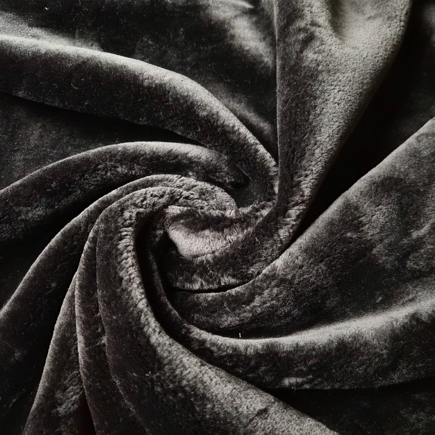 Einzelstück · Fell · Mit Kunstlederrückseite · Polyester · Schwarz · 145×160 cm