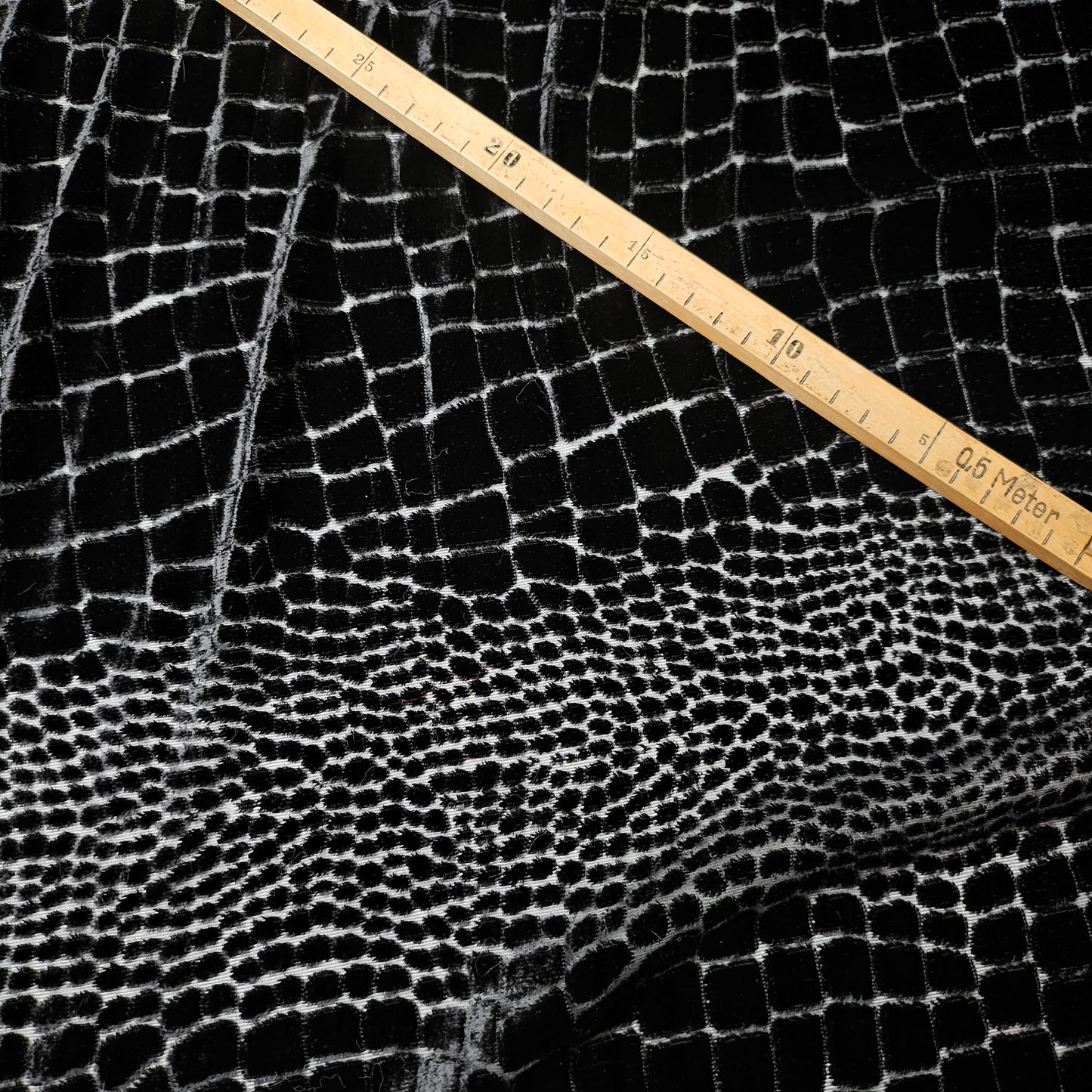 Feintüll mit Baumwollesamt Fil Coupe Stretch Pantone Moonless Night Muster: Krokodil / 150cm breit M6X6X16 210 g/m²
