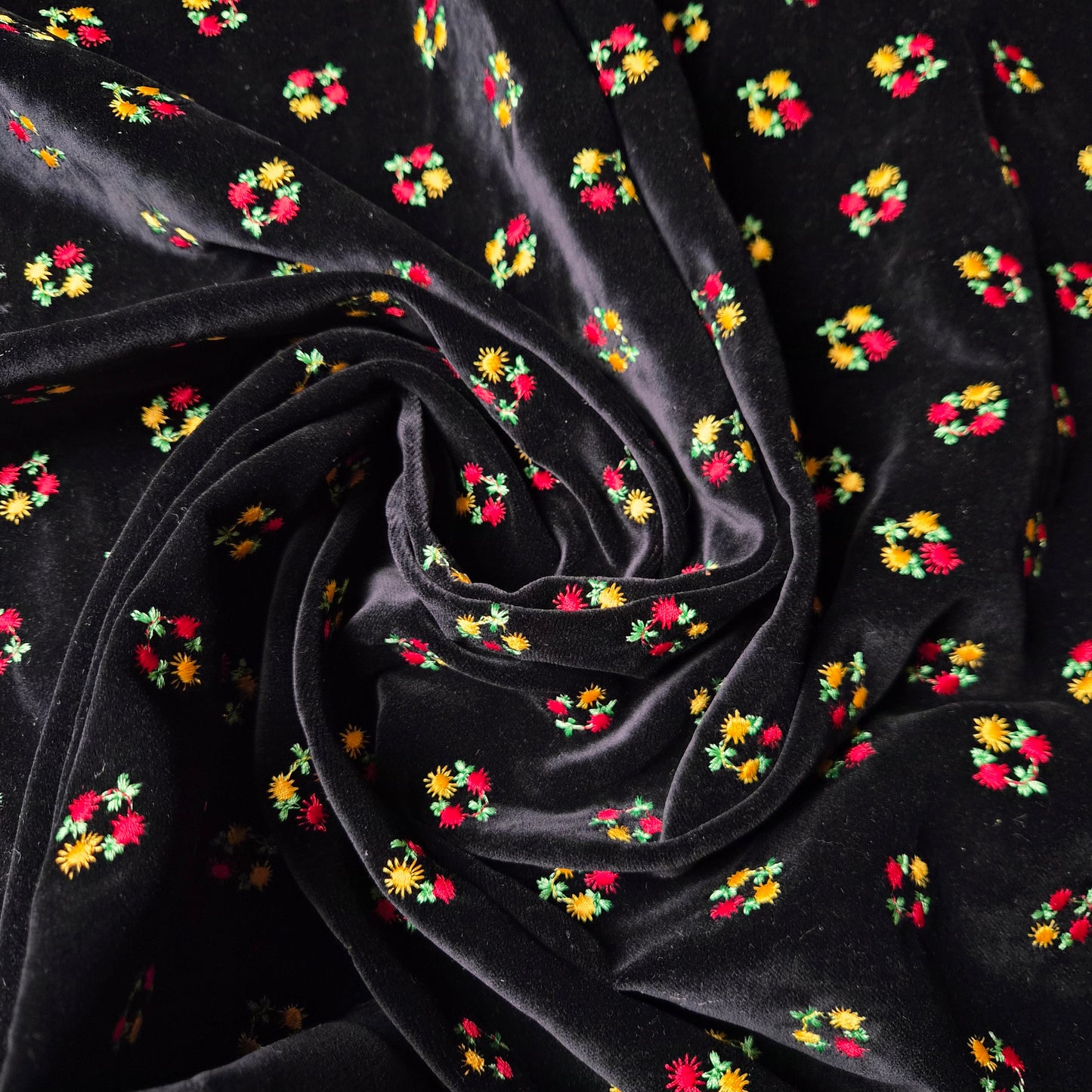 Samt · Bestickt · Viskose, Polyester · Blumen · Schwarz, Rot- und Gelbtöne · 145 cm · Meterware