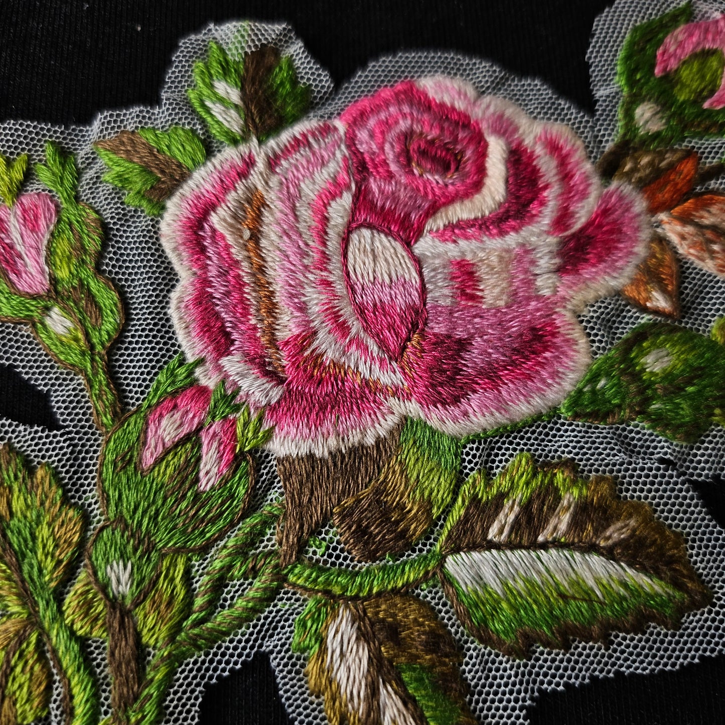 Tüll, Weiß Rosé Rosenapplikation · 12×16 cm