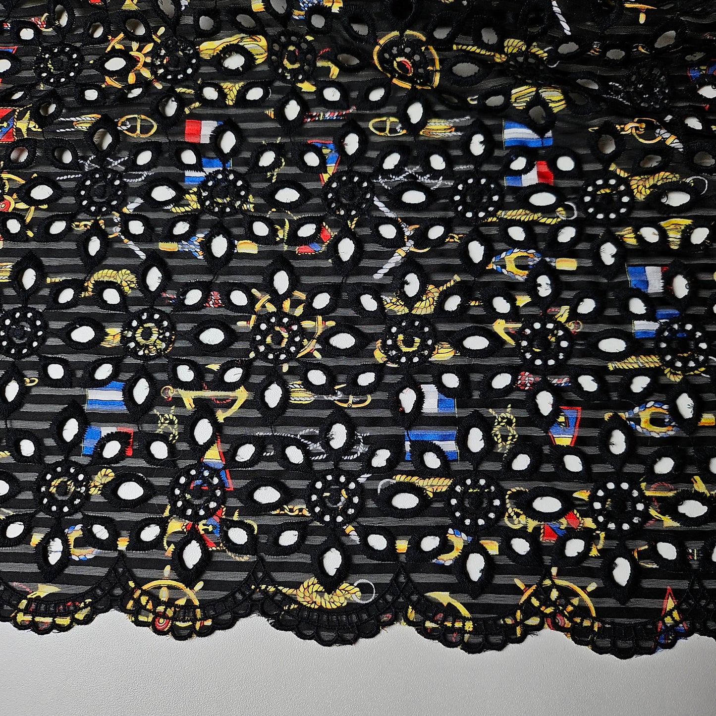 Versace Designerstoff – Deadstock Sangallo-Spitze Polyester Basisfarbe Moonless Night | Stoffbreite 100 cm | M5X1X17 230g/m²