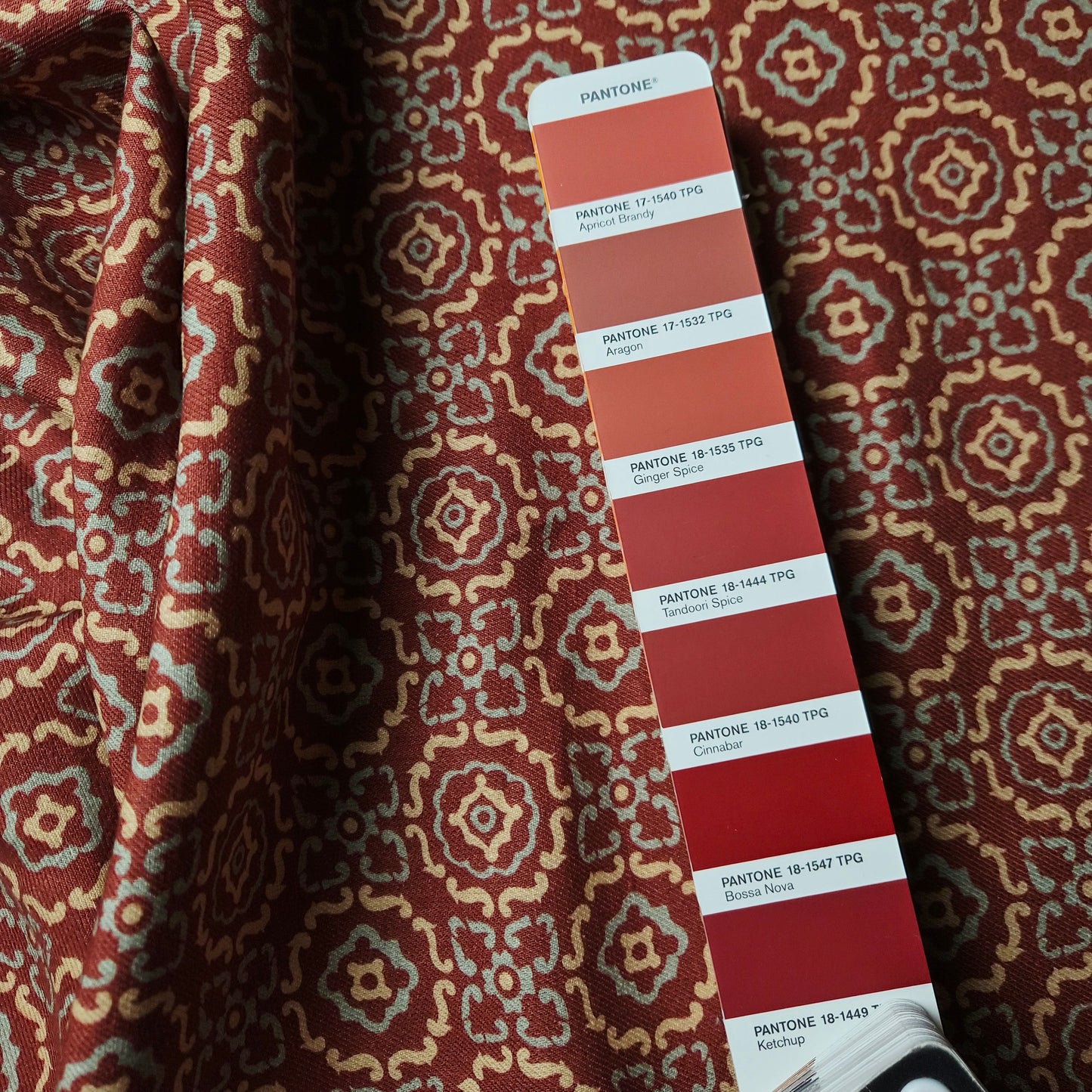 Meterware · Hosenstoff · Baumwolle · Ornament · Pantone Ginger Spice · 145 cm