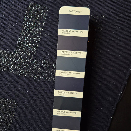 Schalpanel · Jacquard · Lurex, Wolle · Logo · Pantone Black Iris · 225 cm × 38 cm